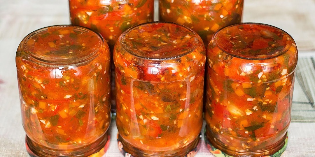 Салат из баклажанов с помидорами на зиму: проверенный рецепт, который съедают первым