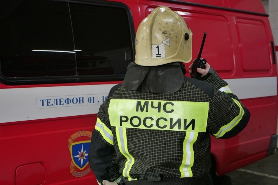    Сотрудники МЧС работают на местах возгораний на складах. Светлана МАКОВЕЕВА