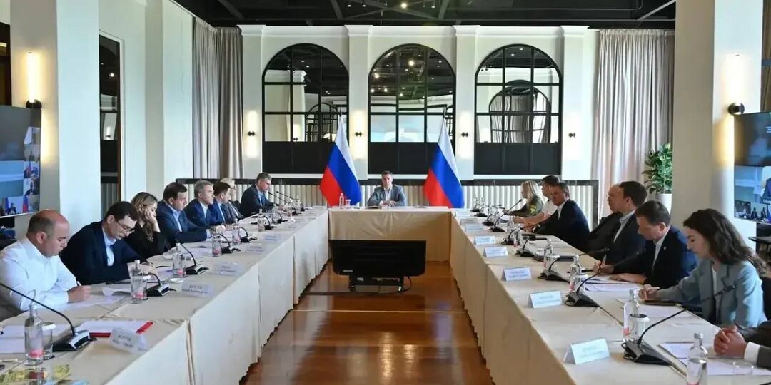 Вице-премьер Дмитрий Патрушев посетил водопад Поликаря и Центр восстановления леопарда в Сочи