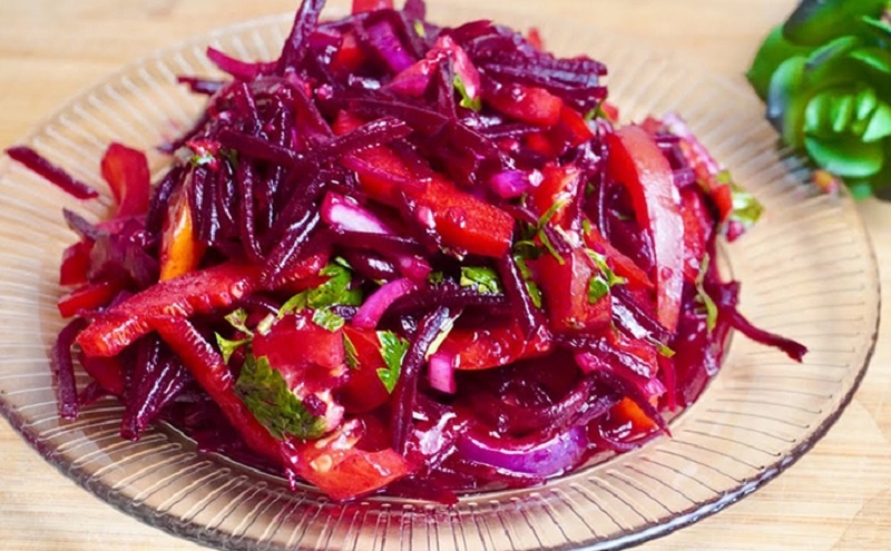 Бюджетный салат из свёклы и солёных огурцов — быстро и вкусно