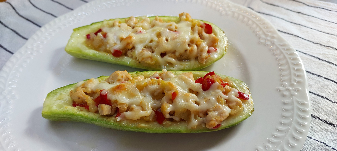 Лодочки из кабачков с курицей в духовке: шедевр, который разлетается за пару минут!