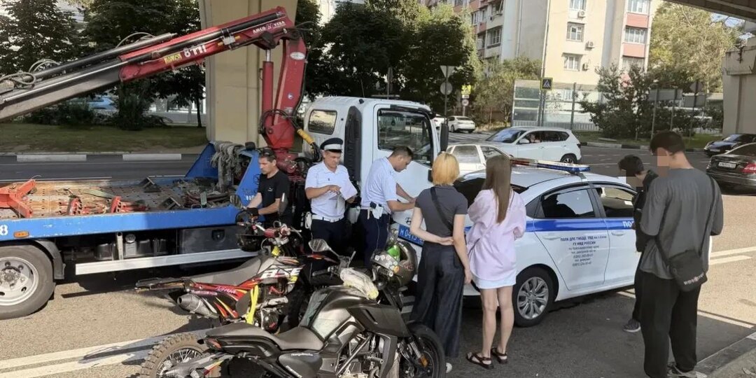 В Сочи юная байкерша и её приятель лишились транспорта за езду без прав