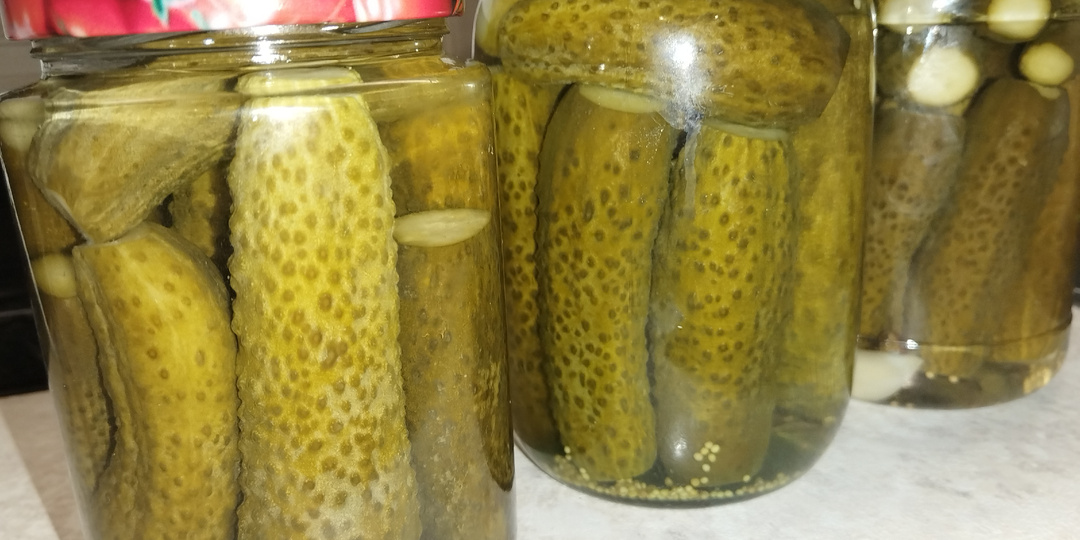 Маринованные огурцы с чесноком, зернами горчицы и острым перцем.