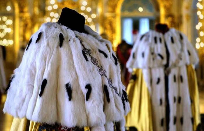 Почему монархи носят мантии, украшенные именно мехом горностая