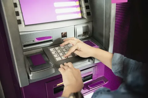 Деньги ушли незнакомцу через банкомат: как клиентка отсудила у банка 337 тысяч и что делать в такой ситуации