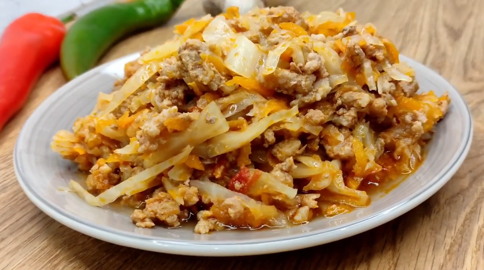 Обычная капуста, немного фарша — и через 30 минут на столе вкусный ужин: готовлю «болоньезе» по-домашнему