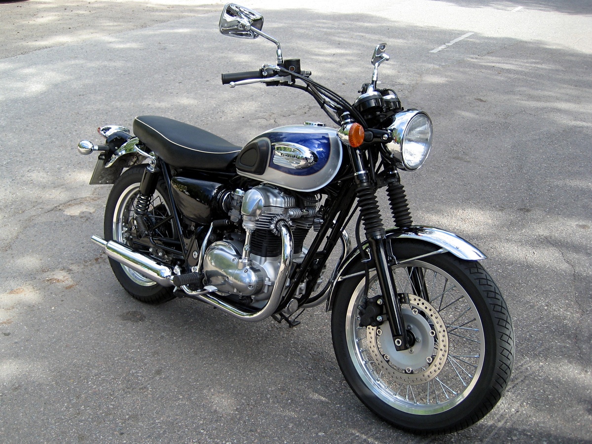 Два цилиндра двигателя Kawasaki W650 стоят рядом. Фото: Khaosaming, CC BY-SA 3.0