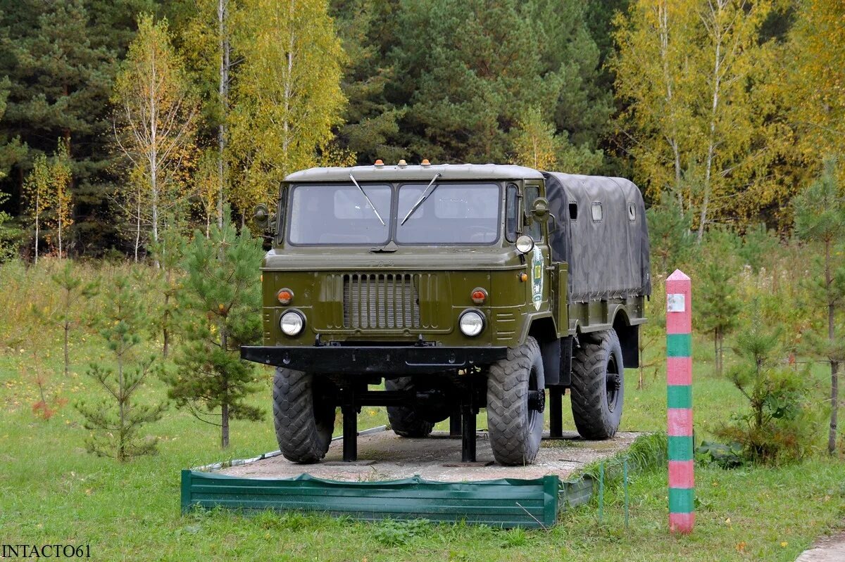 Памятник автомобилю Пограничных войск ГАЗ-66.