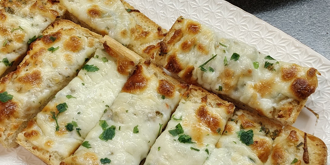 Вкуснятина за 15 минут: Сырно-чесночная закуска из чиабатты в духовке