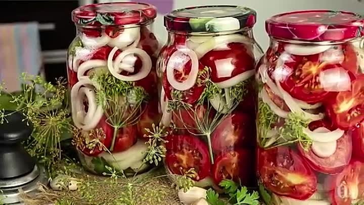 Резаные помидоры на зиму: ароматные дольки с луком в банке