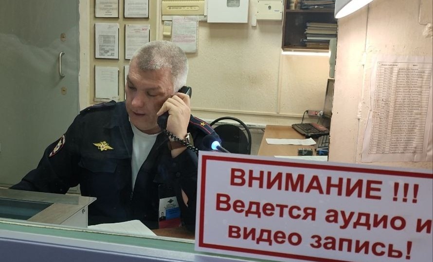 В Абинске полицейские задержали с поличным девушку-курьера мошенников при получении крупной суммы денег от обманутой пенсионерки