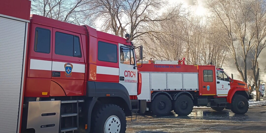 Падение обломков дрона стало причиной пожара в поле под Омском