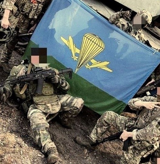 Под стягом неба, синим, как берет