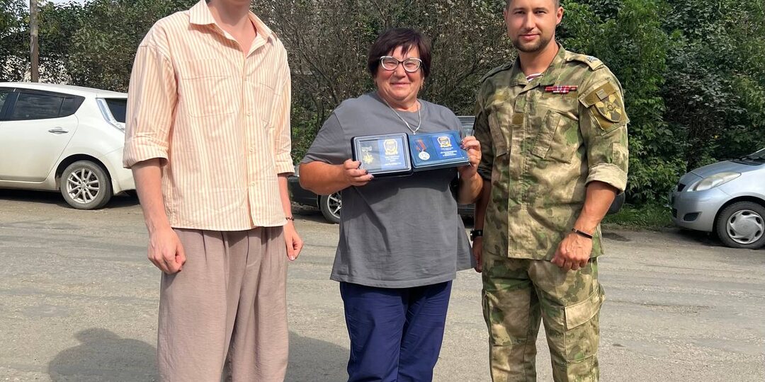 🎖️ Навестили в Чебаркуле Галину Ивановну Ионкину, мать участника СВО, и вручили ей нагрудный знак ЛДПР «Мать солдата» — в знак уважения