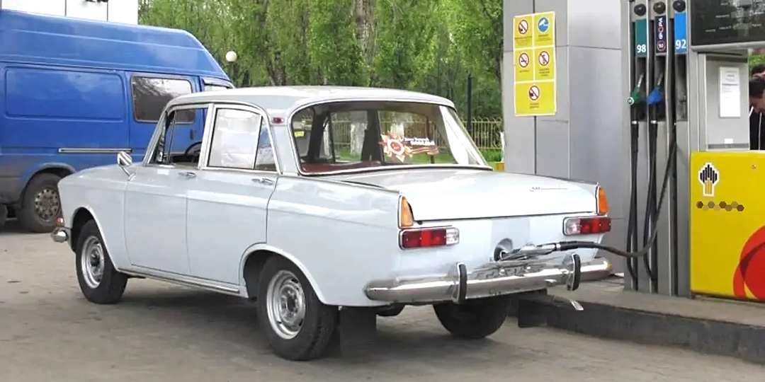 Автомобили с самым необычным расположением заливной горловины бака: от фары до заднего номера