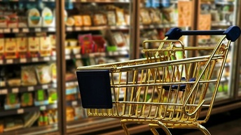 Просрочку продавать не возбраняется: раскрыта популярная схема обмана магазинов