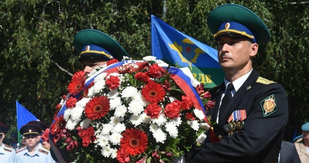 В День ВДВ студенты БГУ почтили память героев-десантников