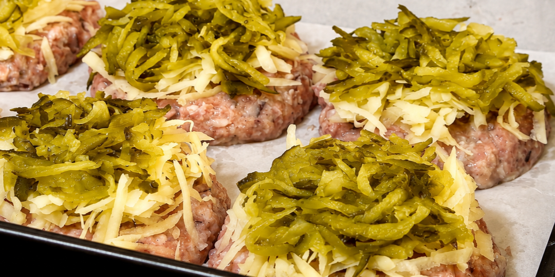 2 рецепта котлет с маринованными огурчиками: сочные, пикантные, прямо из духовки