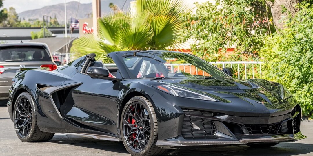 Chevrolet Corvette ZR1 Stars & Steel Limited Edition 2026 года продается за 320 000 долларов, первоначальная розничная цена была 223 195