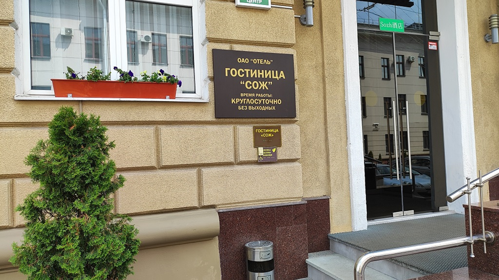 Вдоль здания гостиницы парковка, на которой обязательно найдётся местечко. Совсем рядом основные локации для посещения. Все фото в статье автора