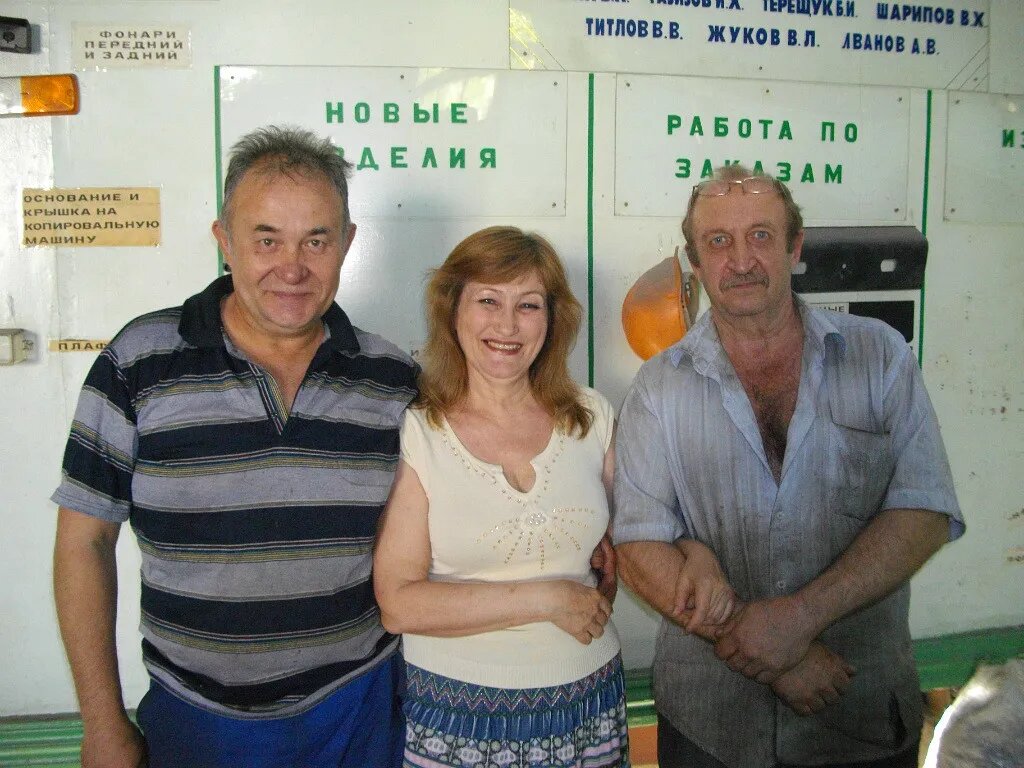 Любитель томатного сока Сережа Панков, слесарь интстр. Володя Жуков.