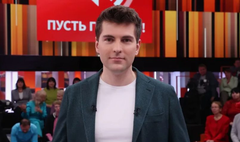 Отказался от фамилии известного отца, променял певицу на белорусскую модель. Как в настоящее время живет популярный ведущий Дмитрий Борисов?