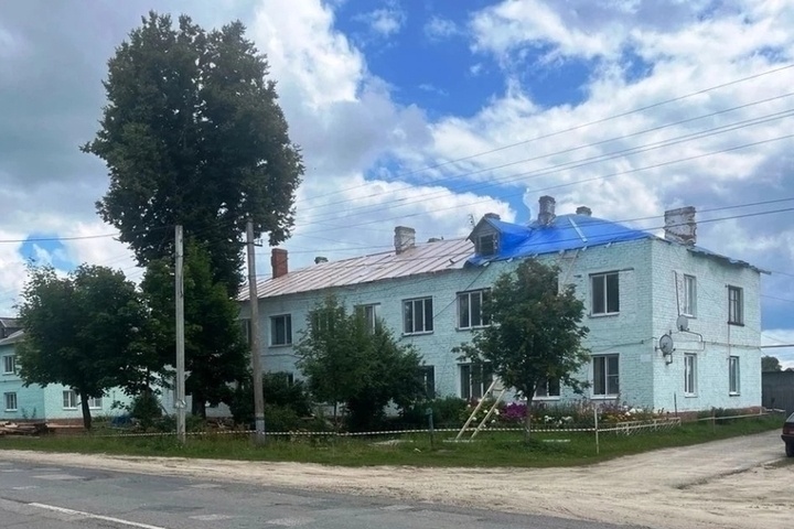 В Хвастовичах идёт капитальный ремонт крыши