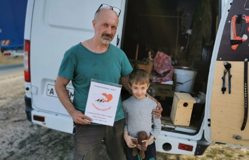 6-летний Семён уговорил отца остановиться у горящей травы. Вдвоём они принялись сбивать пламя