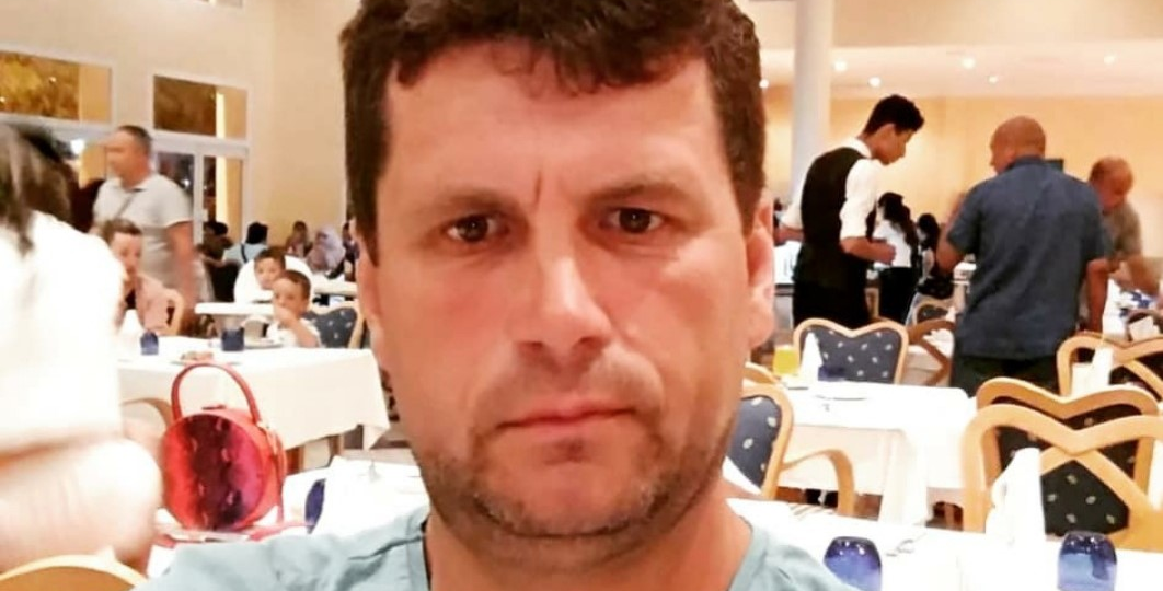 Мать отвлеклась на пляжных торговцев, спасатель отошёл. Витя увидел с берега, как тонет мальчик
