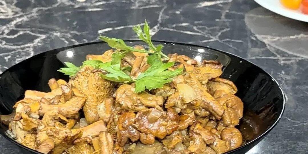 Лисички с луком, соусом терияки и сливками