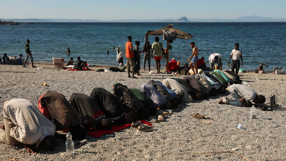 Мигранты молятся на пляже в Сеуте.📷Фото: Violeta Santos Moura / Reuters
