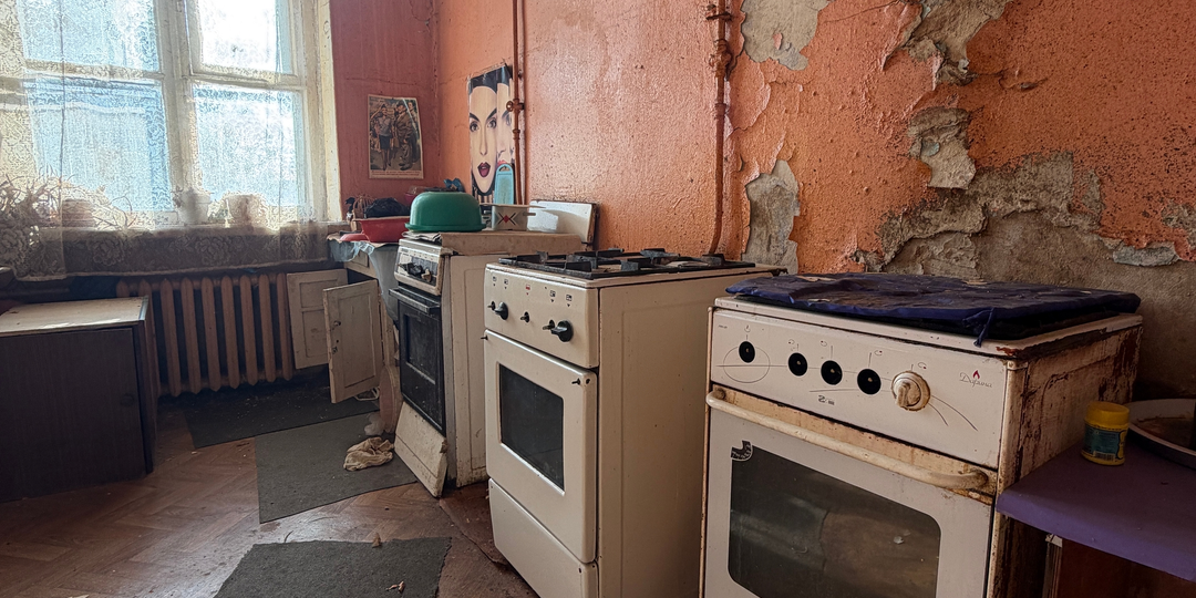 Коммуналку расселили, люди уехали, но снести дом не могут. Объясняю, почему так происходит