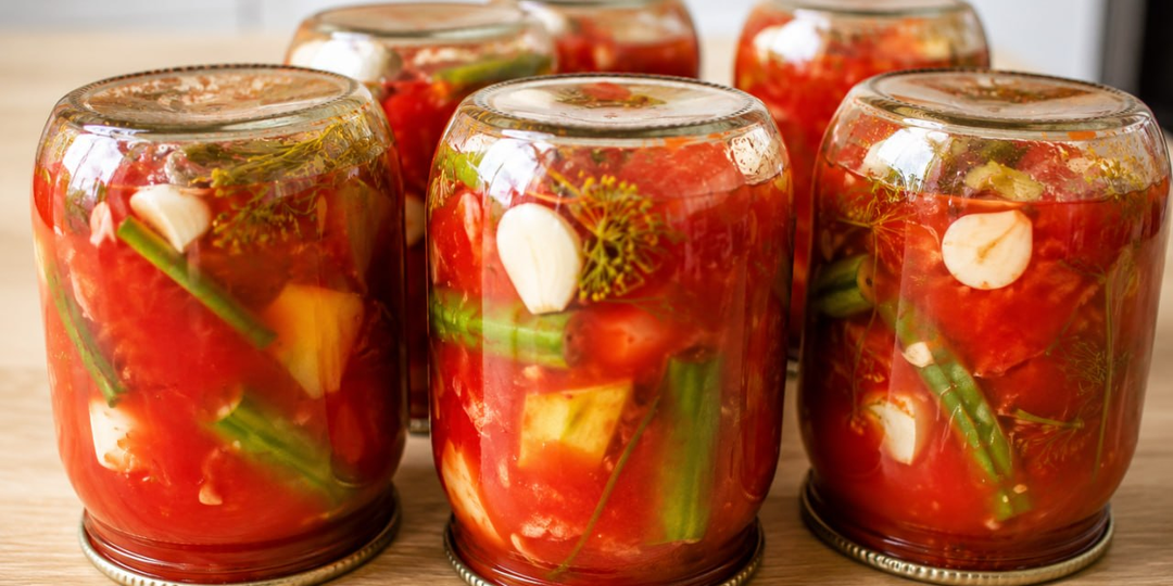 Такая капуста вкуснее обычной квашеной. Заготавливаю капусту в томатном соке — хватает до весны