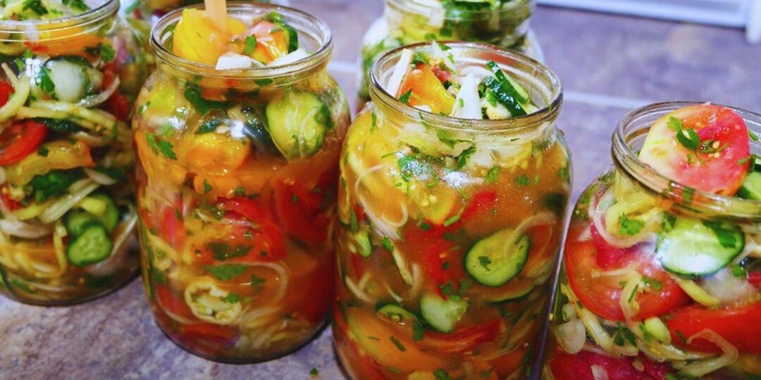 Салат «Генеральский» из огурцов и помидоров на зиму — вкусная заготовка с ярким ароматом лета