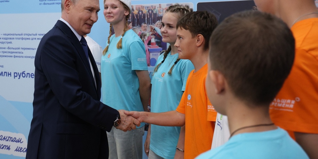 «Путин! Путин! Путин!»: почему 800 детей в Красноярске не могли сдержать слёз радости