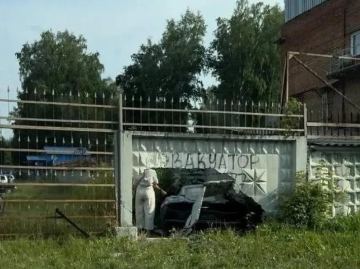 Суперкар за 30 млн пробил бетонный забор в Академгородке