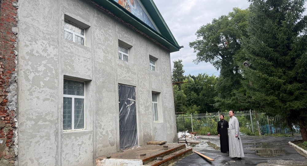 Рабочий визит епископа Игнатия в ремонтирующийся храм и на молочный завод города Кирсанова