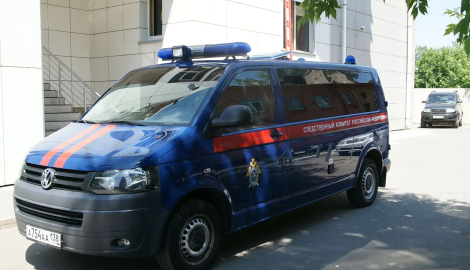 СК возбудил дело в отношении иркутянина, угрожавшего подросткам в подъезде