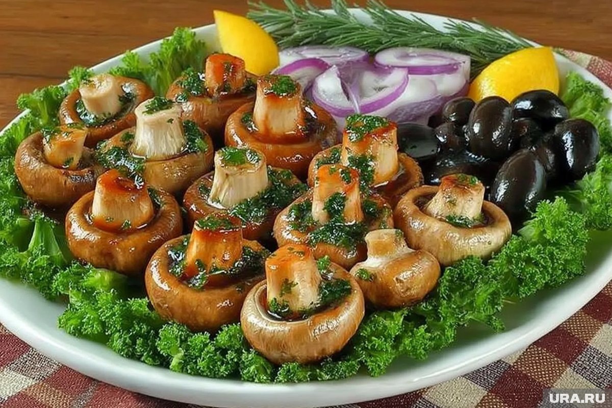     Многие виды грибов можно есть сырыми, они станут изысканной закуской