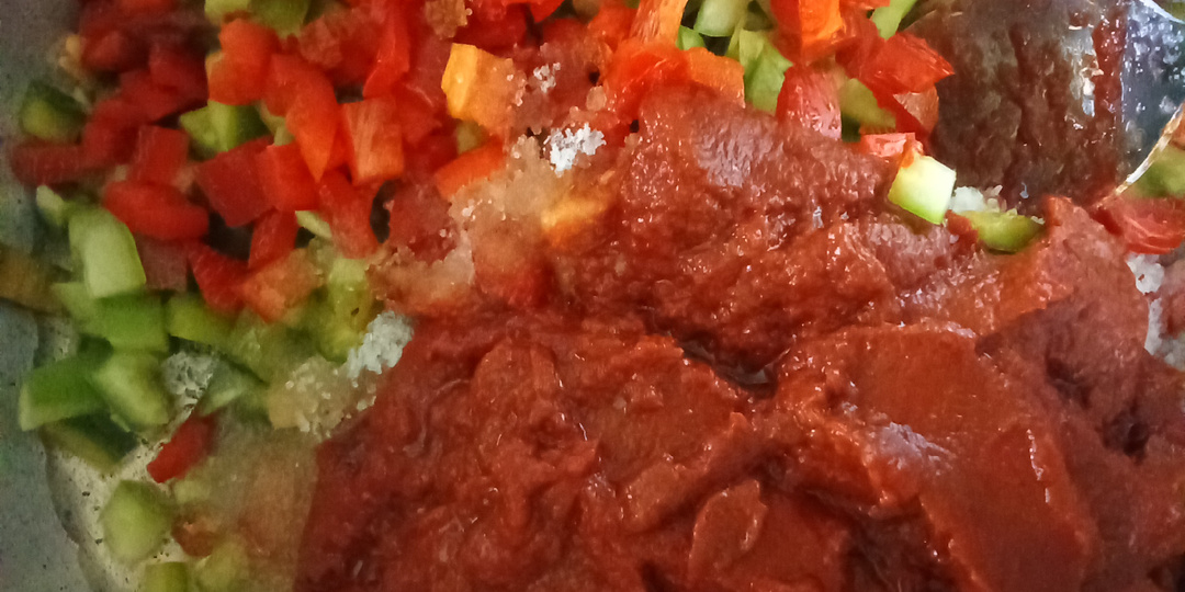 Лечо из огурцов с томатной пастой, для меня самый вкусный салат.