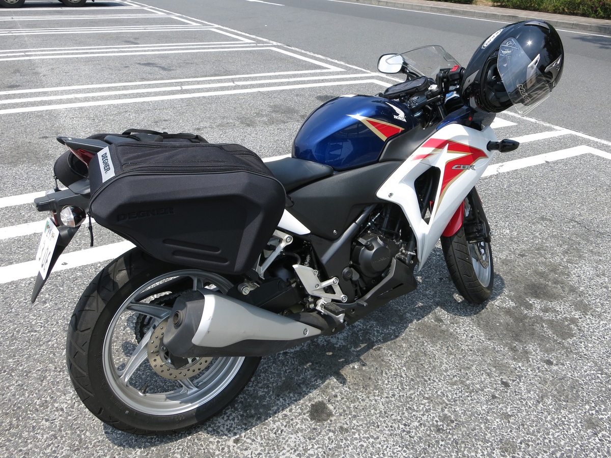 Honda CBR250R с боковыми сумками для дорожного багажа. Фото: Douglas Paul Perkins / Wikimedia Commons, CC BY 3.0