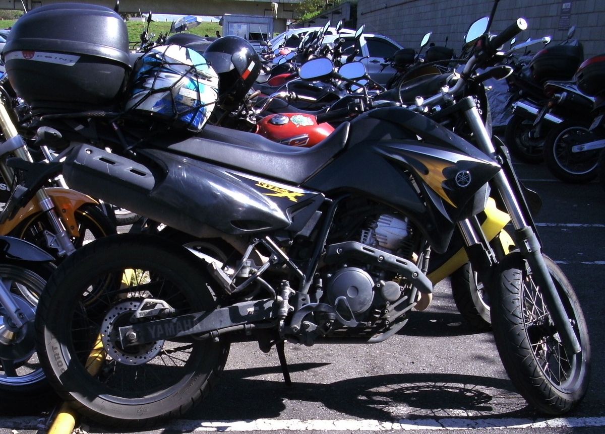 Yamaha XTZ250X — пример другой компоновки в том же 250-кубовом классе. Фото: Onjacktallcuca / Wikimedia Commons, общественное достояние