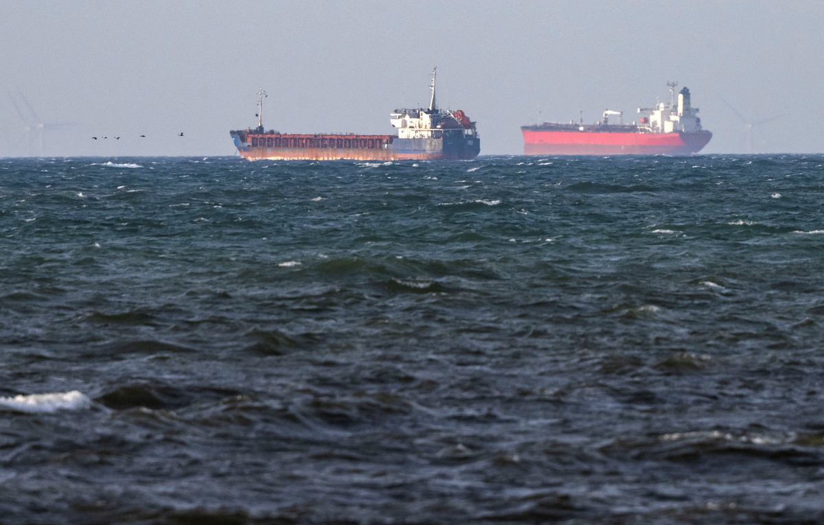    Сухогруз Caffa (слева)  Johan Nilsson/TT News Agency via REUTERS