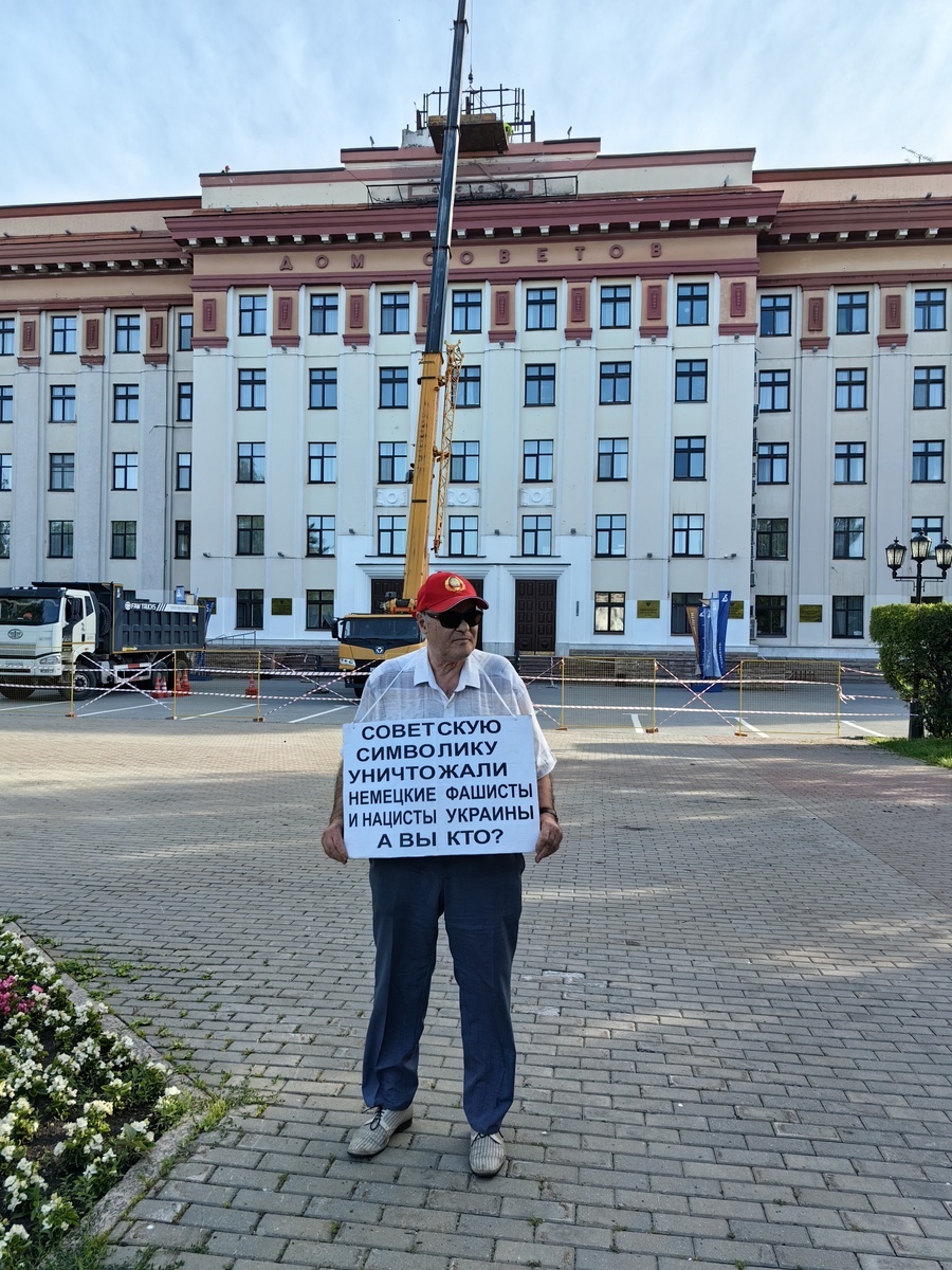 Секретарь ЦК РКРП(б)-КПСС, первый серкретарь Тюменского обкома РКРП(б)-КПСС А.К, Черепанов в пикете у здания Тюменской областной Думы