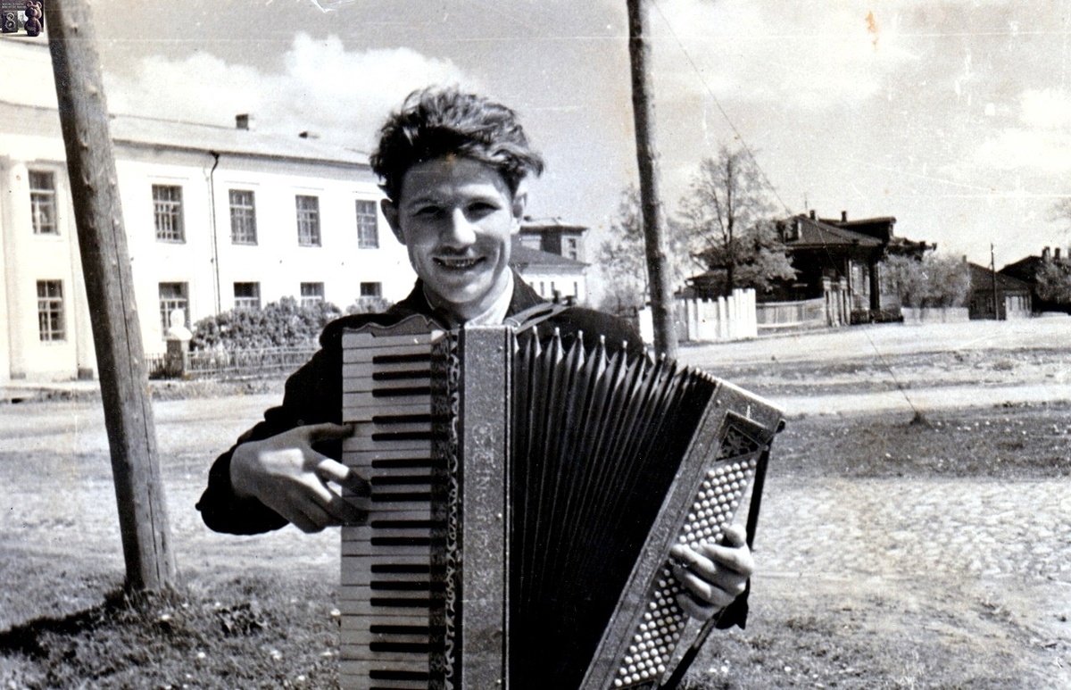 Валя Антипов и его аккордеон. Начало 1950-х годов. Площадь Жертв революции. «Это одно из самых моих любимых фото в «...Ностальгии», - говорит Вадим Данилов. Фото: из семейного архива Вадима Данилова

