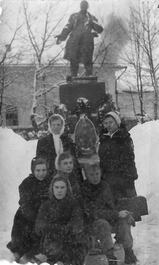 Начало 1950-х годов. Памятник В.И. Ленину на Соборной горке. На заднем плане - Воскресенская церковь, ныне - Воскресенский собор. 
Фото: из семейного альбома Татьяны Тихомировой (Смирновой)
