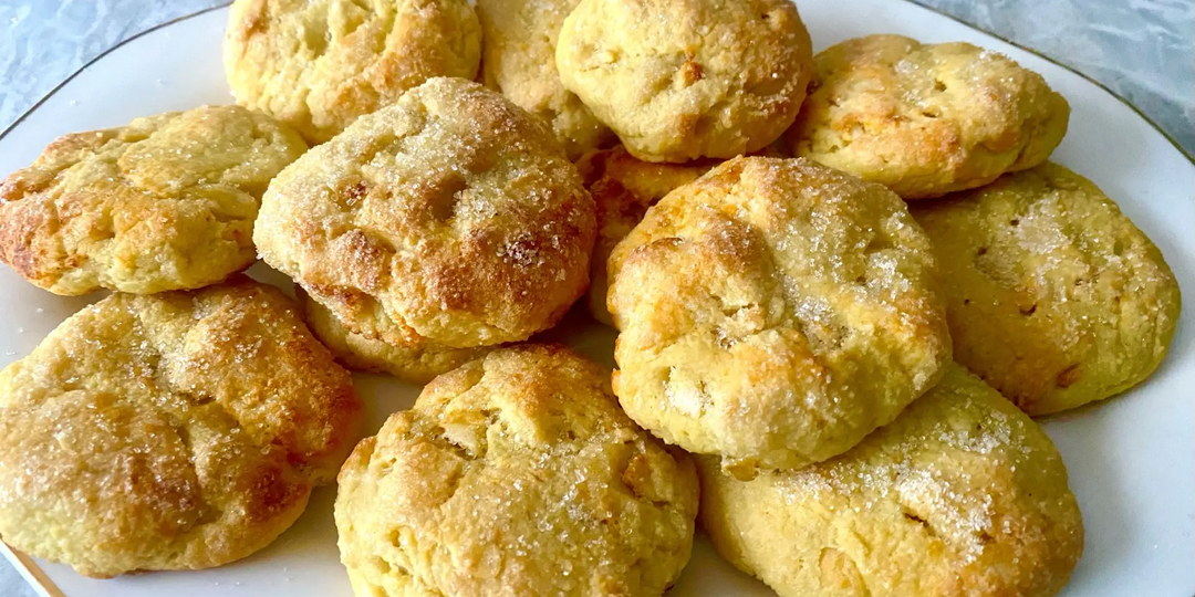 Целая гора вкуснятины за 25 минут: нежное и воздушное домашнее пeченье из творога с яблоками