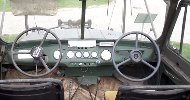 Вид "салона" УАЗ-469 ДИМ. Источник фото: https://www.techinsider.ru/weapon/1605217-zachem-sovetskim-voennym-byl-nujen-vnedorojnik-s-dvumya-rulyami-vy-tochno-ne-ugadaete/