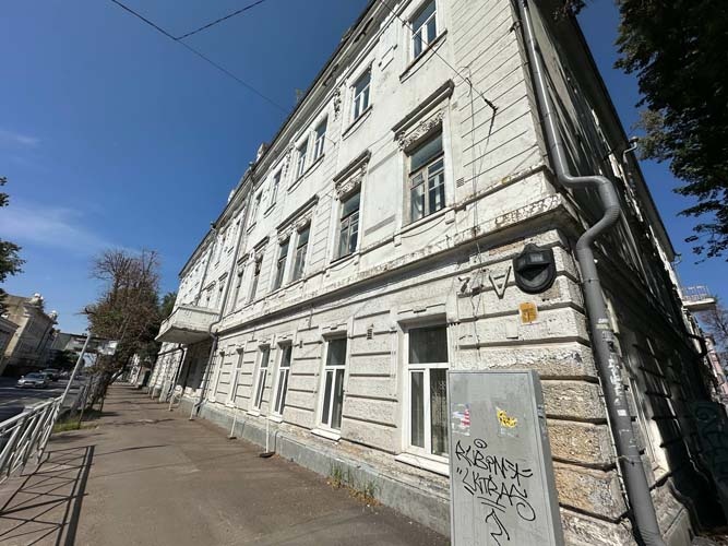    Трехэтажное здание дома Молоткова 1912 года постройки на улице Горького, 29/19. Сейчас в здании, судя по открытым данным, расположен филиал татарско-русской школы №98 Вахитовского района.   
Фото: Илья Зима