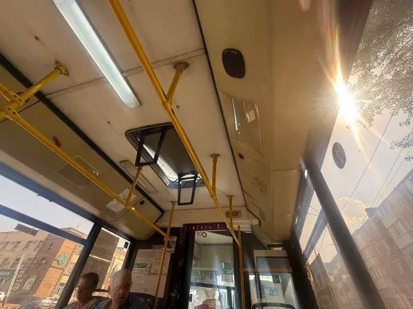 В автобусе Ростова в жару +40 вместо работающей системы охлаждения открыли люк